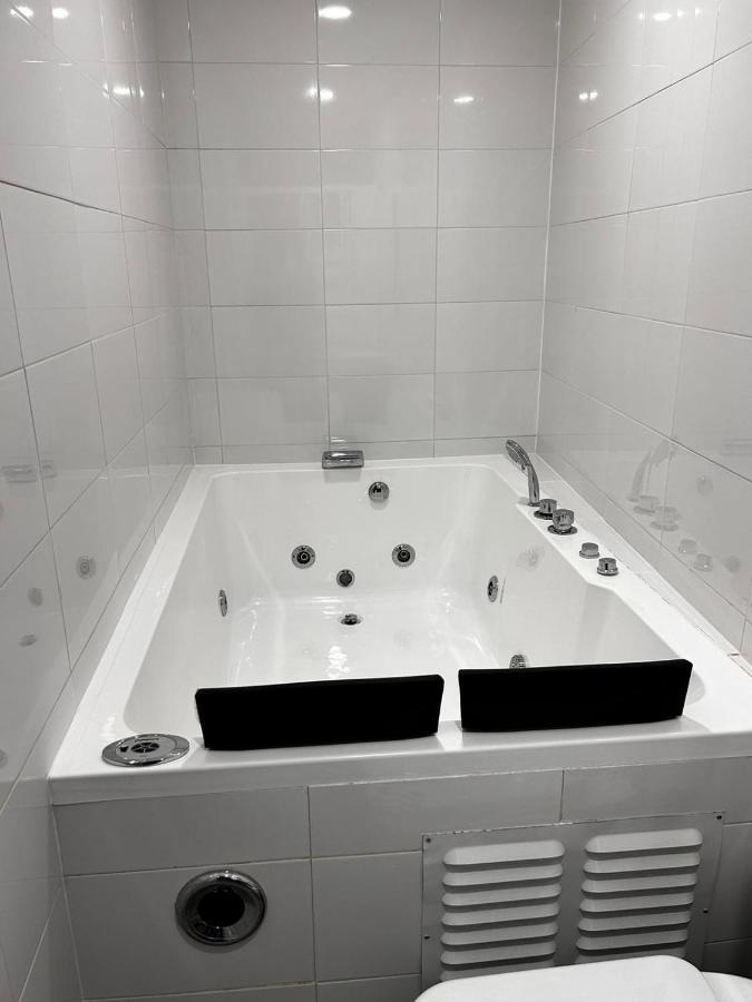 Apartamentos Torneo & Alameda Con Banera Jacuzzi Hidromasaje Siviglia Esterno foto